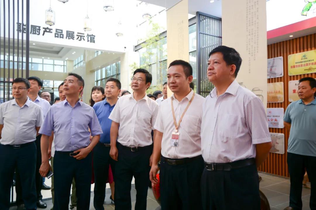 湖(hú)南省農村農業廳廳長(cháng)袁延文(wén)等領導莅臨聰廚食品觀摩指導 湖南省农村农业厅厅长袁延文等领导莅临聪厨食品观摩指导
