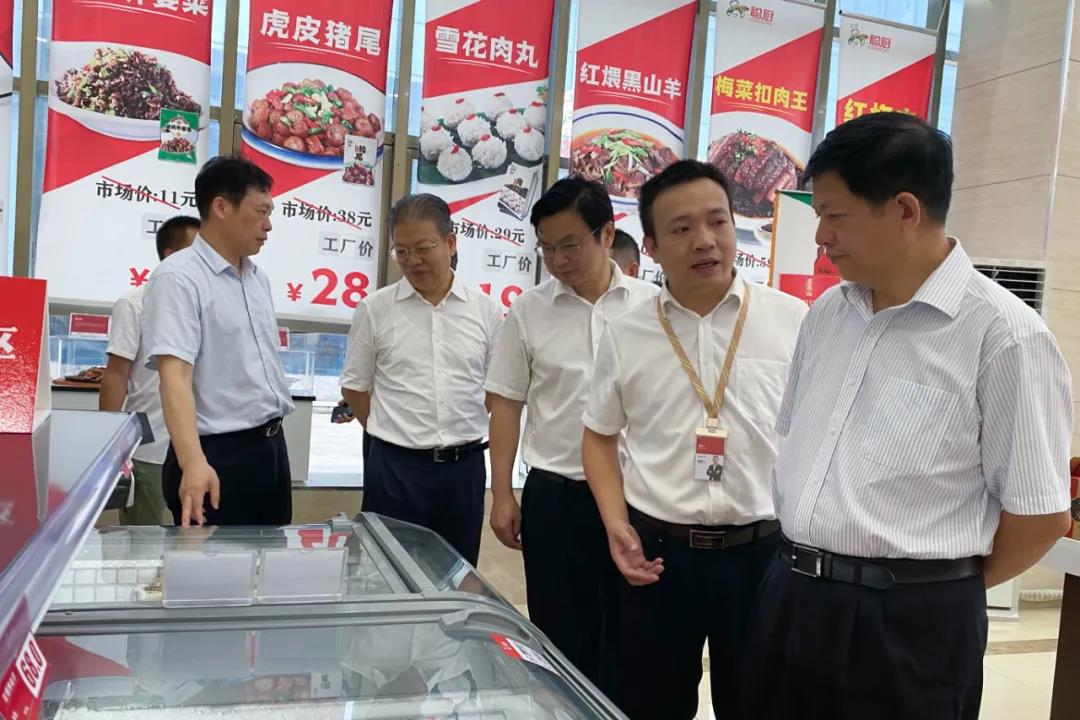 湖(hú)南省農村農業廳廳長(cháng)袁延文(wén)等領導莅臨聰廚食品觀摩指導 湖南省农村农业厅厅长袁延文等领导莅临聪厨食品观摩指导