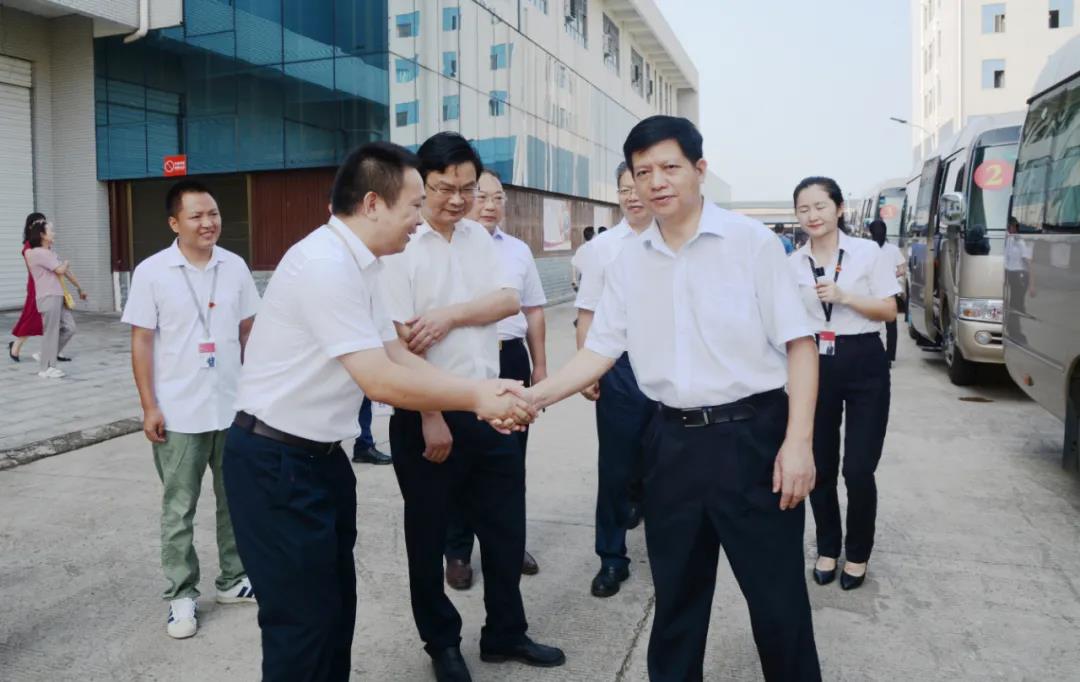 湖(hú)南省農村農業廳廳長(cháng)袁延文(wén)等領導莅臨聰廚食品觀摩指導 湖南省农村农业厅厅长袁延文等领导莅临聪厨食品观摩指导